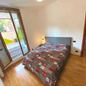 Appartamento Conte Rosso House, Con Doppia Terrazza In Coorte Tranquilla A Due Passi Da Stazione E Metropolitana Lambrate, Milano